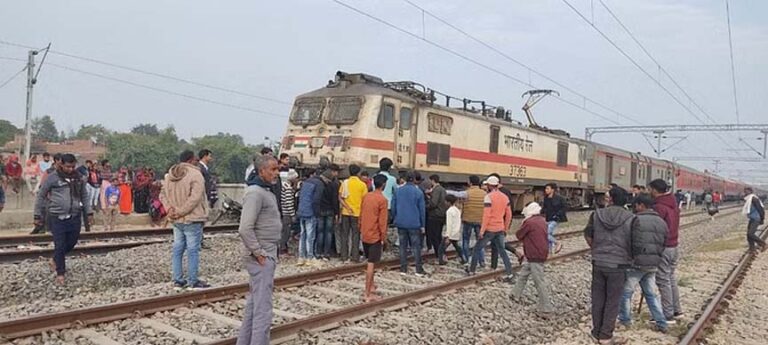 झारखंड में ट्रेन से कटकर चार लोगों की मौत, अधिकारी बोले- लापरवाही के कारण गई जान