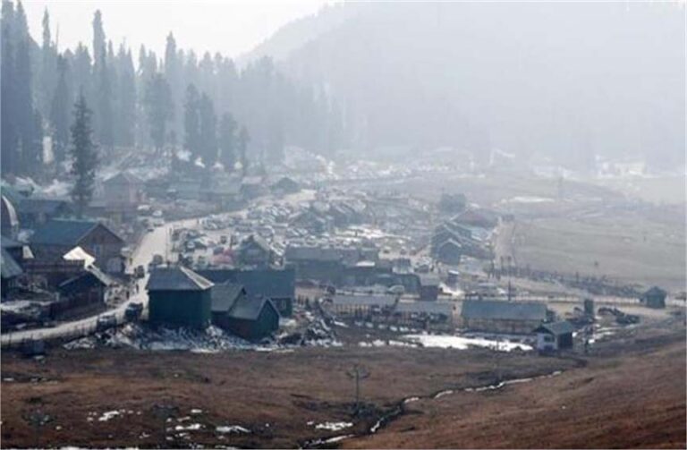 कश्मीर में भीषण शीत लहर का दौर जारी, शून्य से नीचे गिरा तापमान