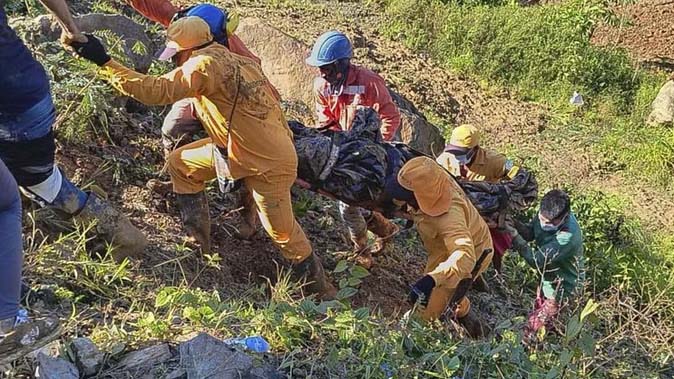 व्यस्त सड़क पर गिरा पहाड़, मलबे में दबने से 34 लोगों की मौत