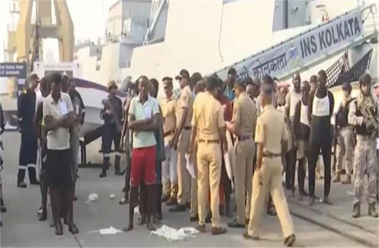 युद्धपोत INS कोलकाता सोमालिया तट से पकड़े गए 35 समुद्री लुटेरे को लेकर पहुंचा मुंबई