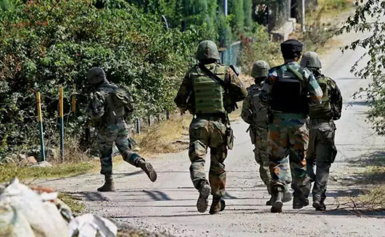 जम्मू-कश्मीर के पुंछ में सुरक्षा बलों और आतंकवादियों के बीच मुठभेड़ शुरू