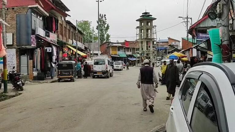 कश्मीर में दो आतंकी हमले : शोपियां में भाजपा के पूर्व सरपंच की हत्या, पहलगाम में जयपुर के पर्यटक दंपती घायल