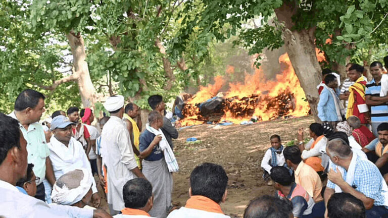 सड़क हादसे के बाद गांव में एक साथ जली 19 चिताएं, बुजुर्ग ने परिवार के 10 सदस्यों को दी मुखाग्नि