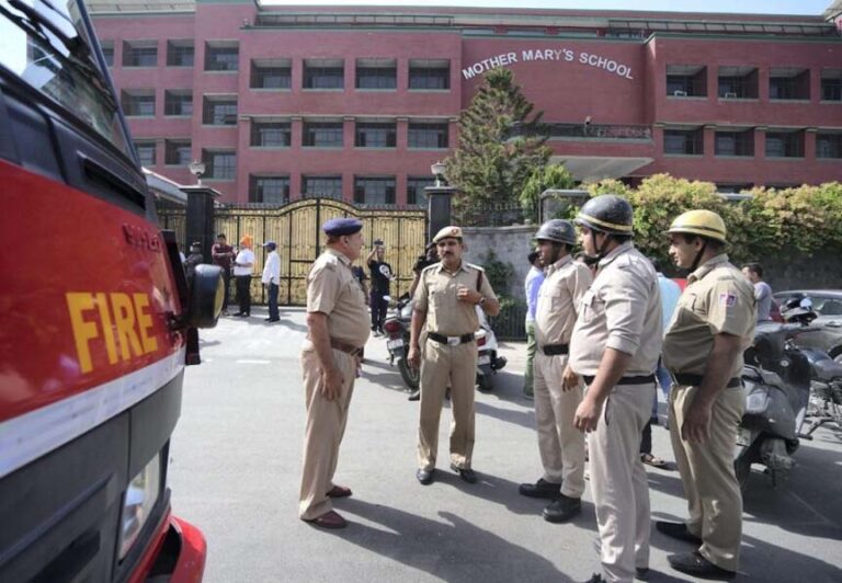 दिल्ली-एनसीआर के 100 से ज्यादा स्कूलों को मिली बम से उड़ाने की धमकी, बाहर निकाले गए बच्चे: तलाशी जारी