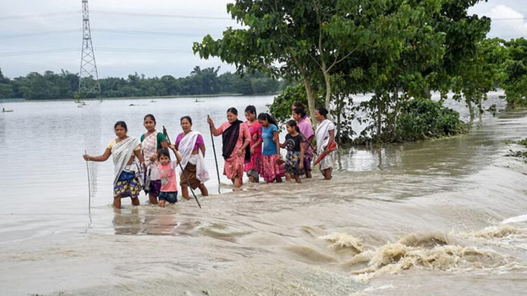 असम में बाढ़ से हाल-बेहाल: सात और लोगों की हुई मौत, नौ जिलों में 4.23 लाख से अधिक प्रभावित