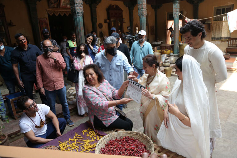 जुनैद खान और निर्देशक को प्रोत्साहित करने के लिए आमिर खान सिद्धार्थ पी मल्होत्रा के ‘महाराज’ सेट पर गए