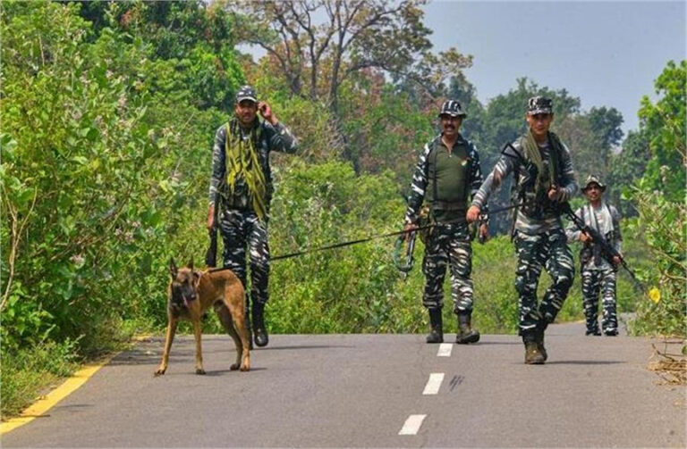 सुरक्षाबलों और नक्सलियों के बीच मुठभेड़, सेना के जवानों ने ढेर किए 9 नक्सली