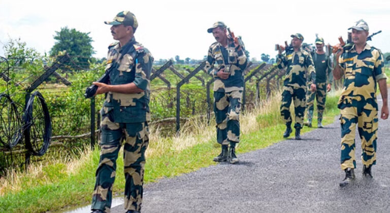 भारतीय सीमा में बांग्लादेशी तस्करों ने बीएसएफ जवान पर किया हमला, जवाबी कार्रवाई में एक घुसपैठिया ढेर