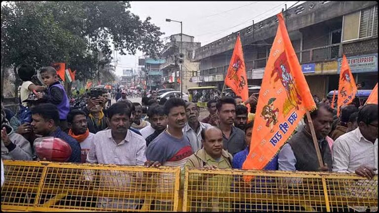 बांग्लादेश में हिंदुओं पर हमले का विरोध, पेट्रापोल सीमा पर भाजपा विधायक और हजारों लोगों का प्रदर्शन