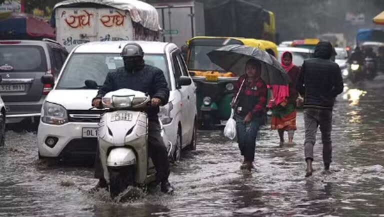 दिल्ली-एनसीआर में बारिश ने लुढ़काया पारा, ठिठुरे लोग; ओले भी गिरे, आज भी येलो अलर्ट