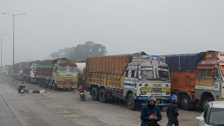 मांगों को लेकर सड़कों पर किसानों का प्रदर्शन, यातायात प्रभावित; आपातकालीन सेवाओं को छूट