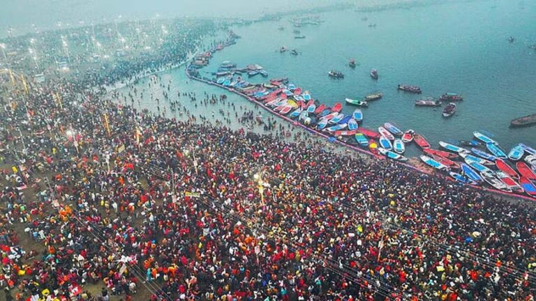 आस्था की डुबकी, श्रद्धालुओं का सैलाब…महाकुंभ में जुटे श्रद्धालु, संगम तट से शानदार तस्वीरें