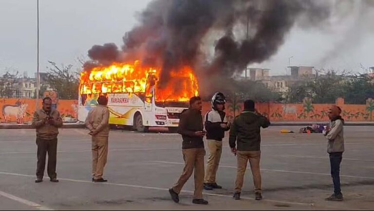 जिंदा जला यात्री, मंदिर के दर्शन कर लाैटी पत्नी खोजती रही पति को; अब इस हाल में हैं श्रद्धालु