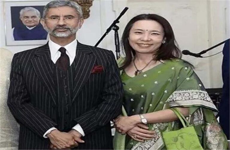 जापानी पत्नी क्योको के साथ वोट डालने पहुंचे एस. जयशंकर, चुनाव अधिकारी ने दी ‘निशानी