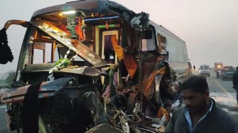 लखनऊ एक्सप्रेसवे पर बड़ा सड़क हादसा, ट्रक में पीछे से घुसी डबल डेकर बस; चार की मौत…कई घायल