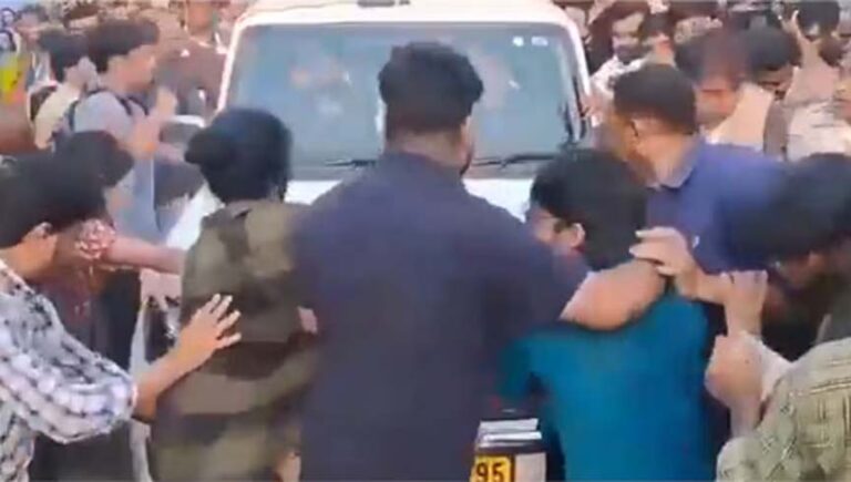 छात्रसंघ चुनाव की मांग पर जादवपुर विवि में बवाल, गुस्साए छात्रों ने शिक्षा मंत्री पर किया हमला