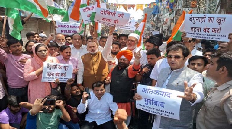 आतंकवाद के खिलाफ दिखा सांप्रदायिक सौहार्द, आठ लाख दुकानों पर टंगे रहे ताले
