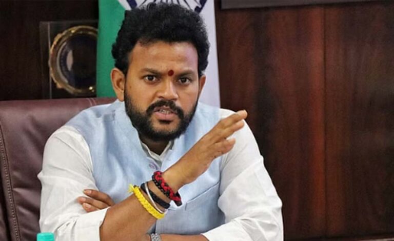 सरकार का एयरलाइंस को निर्देश, कहा- किराया नहीं बढ़ाएं; टिकट कैंसिलेशन चार्ज भी माफ