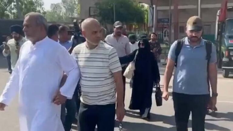 पाकिस्तान नागरिकों को 48 घंटे में भारत छोड़ने के आदेश, अटारी बाॅर्डर पर लगी भीड़
