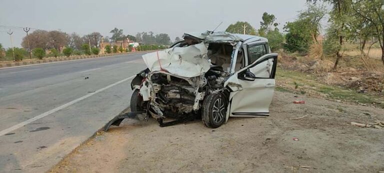 सड़क किनारे खड़े डंपर से टकराई कार, चार की मौत और महिला समेत दो घायल, जिला अस्पताल रेफर