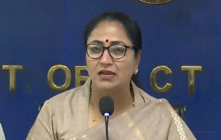 सीएम रेखा की शीर्ष अधिकारियों के साथ बैठक, बोलीं- आज से अगले 20 दिन युद्ध स्तर पर चलेगा सफाई अभियान