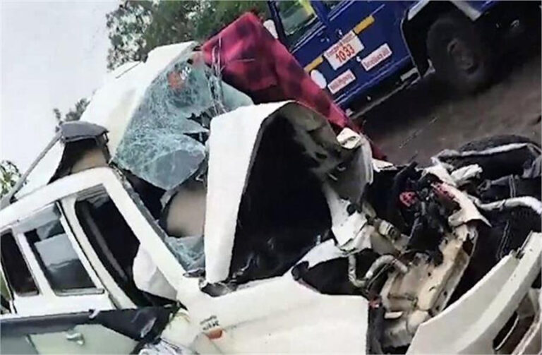 बस और कार की टक्कर से सड़क पर मचा कोहराम, 6 लोगों की दर्दनाक मौत
