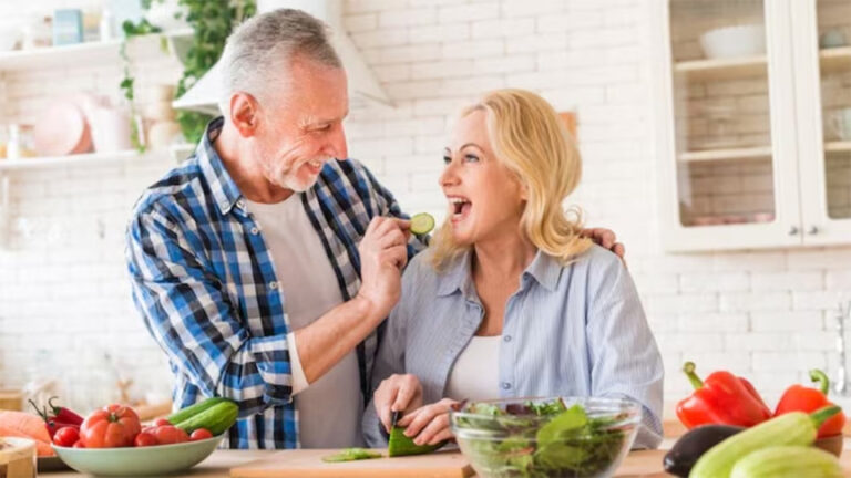 बुढ़ापे तक रहना है हेल्दी और फिट तो अपनाएं ये आदतें, सेहत रहेगी दुरुस्त