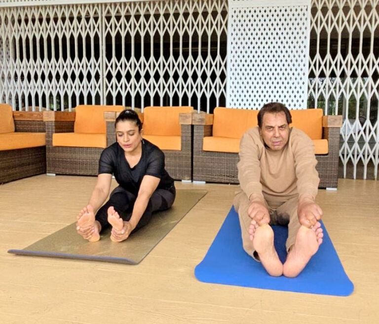 89 की उम्र में धर्मेंद्र ने एकता जैन के साथ अपने लोनावला फार्महाउस पर मनाया अंतरराष्ट्रीय योग दिवस