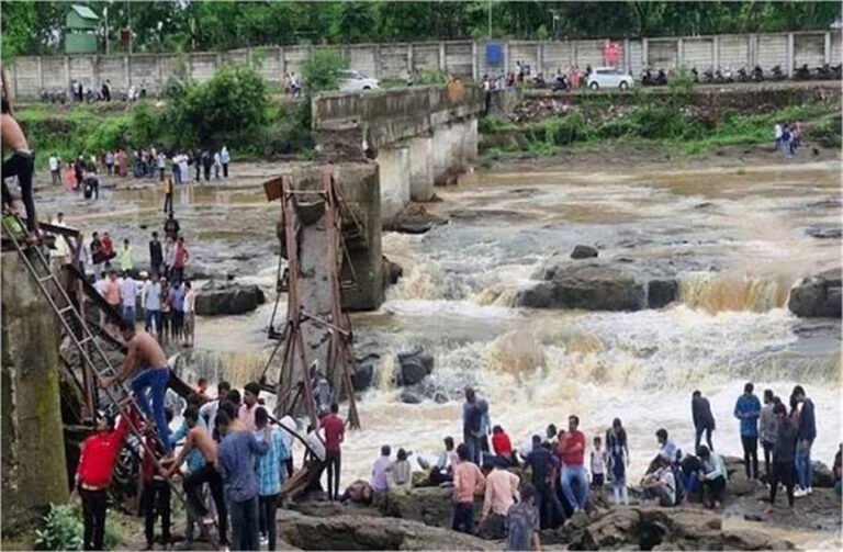 सेल्फी का शौक बना जानलेवा, पुणे में पुल टूटने से बड़ा हादसा; 5 की मौत, कई लापता