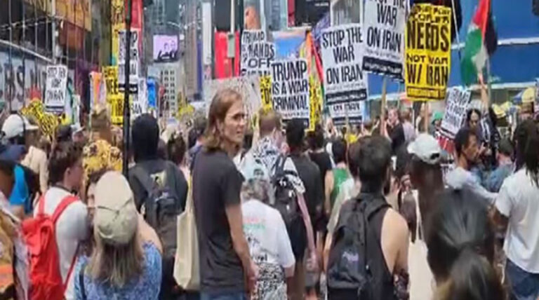 न्यूयॉर्क में ईरान पर हमले के विरोध में प्रदर्शन; अमेरिकियों ने इस्राइल के समर्थन पर जताई चिंता