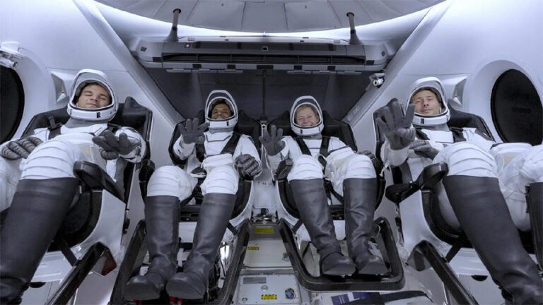 अंतरिक्ष से शुभांशु शुक्ला का ‘नमस्कार’, कहा- ऐसा लग रहा जैसे बच्चे की तरह चलना सीख रहा हूं