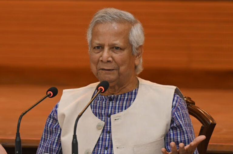 बांग्लादेश के पूर्व मुख्य चुनाव आयुक्त के घर पर भीड़ का हमला, पिटाई के साथ बेइज्जत भी किया गया