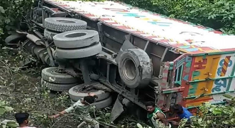 झारखंड के कोडरमा में भीषण सड़क हादसा: बिहार जा रहे ट्रक ने 4 लोगों को मारी टक्कर, 3 लोगों ने मौके पर ही तोड़ा दम