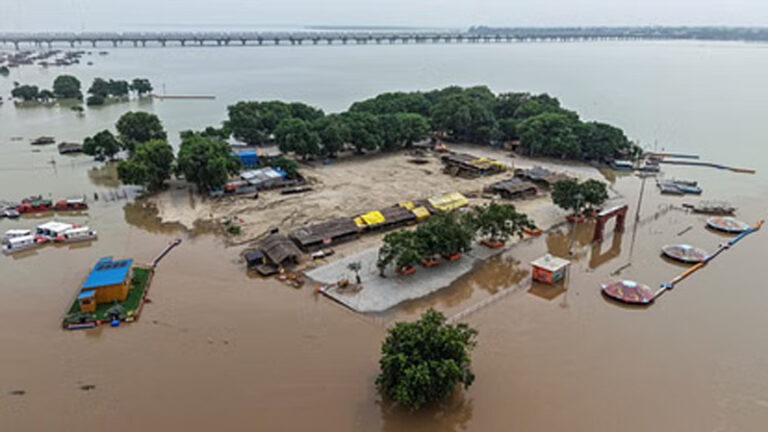 समय-पूर्व मानसून से तबाही, हिमाचल-उत्तराखंड में 100 लोगों की मौत; कई राज्यों में बाढ़, नदियां उफान पर