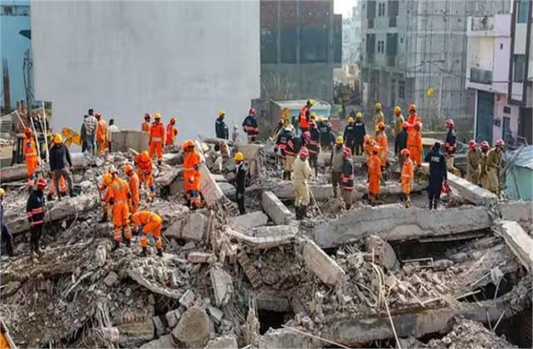 दिल्ली में बड़ा हादसा: इमारत ढहने से कई लोगों के फंसे होने की आशंका, 2 की मौत, बचाव कार्य जारी