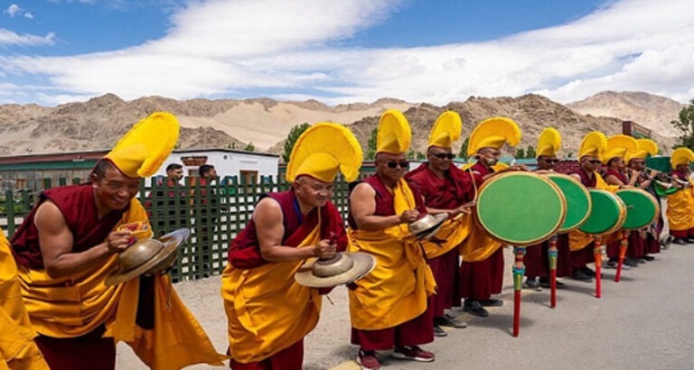 लेह पहुंचे दलाई लामा, दमन और सुरना की धुनों के बीच तिब्बती धर्मगुरु का भव्य स्वागत