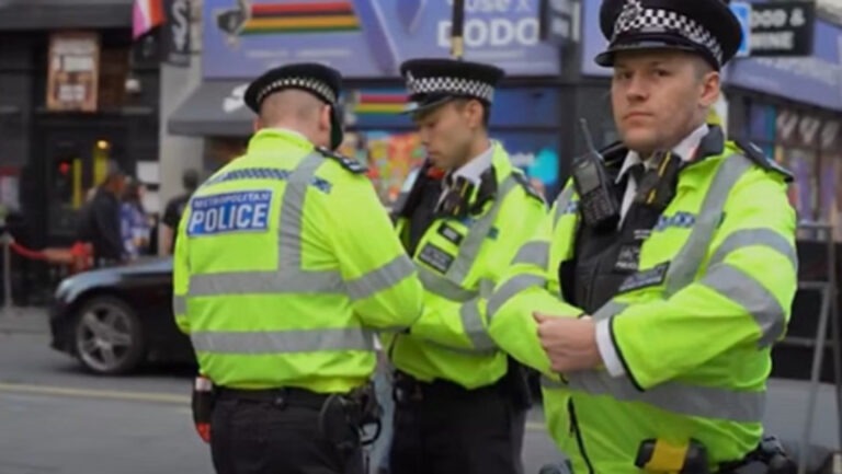 अदालत के एक आदेश के बाद ब्रिटेन में भी अप्रवासियों के मुद्दे पर हंगामा, समर्थक और विरोधी भिड़े