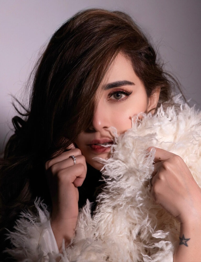 एंजेला क्रिस्लिंस्की के पार्टी एंथम का “म्यूज़िकल फायर”