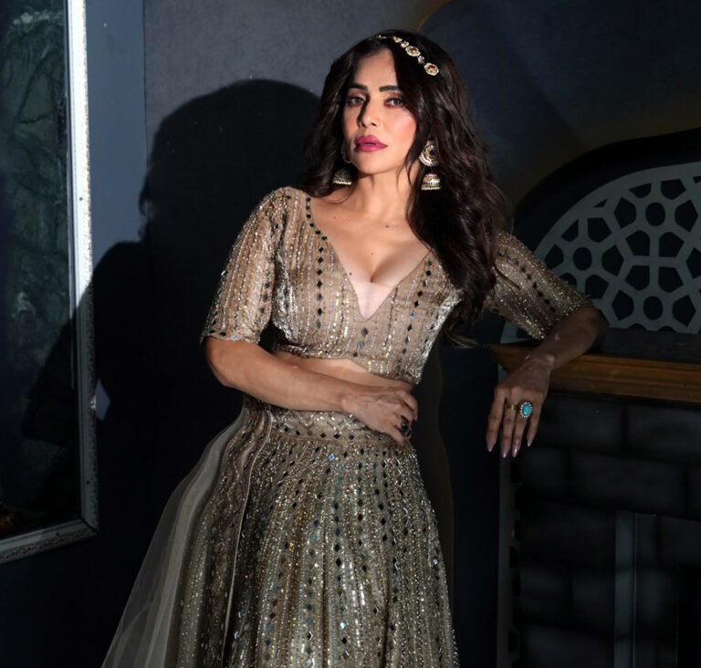 गोल्डन शिमर लुक में निकिता रावल ने किया फैशन रडार को रोशन