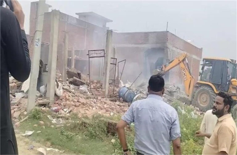लखनऊ में अवैध पटाखा फैक्ट्री में भीषण धमाका, एक ही परिवार के 4 लोगों की हुई मौत, रेस्क्यू जारी