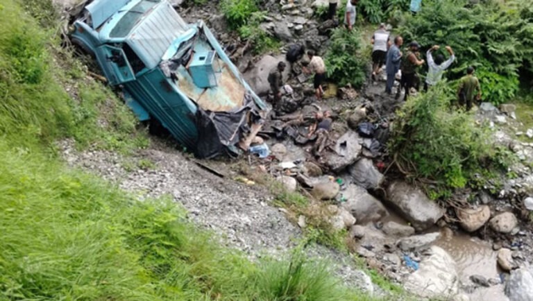 उधमपुर में बड़ा हादसा… सीआरपीएफ जवानों से भरी बस 200 फीट गहरी खाई में गिरी, 3 बलिदान; 15 घायल