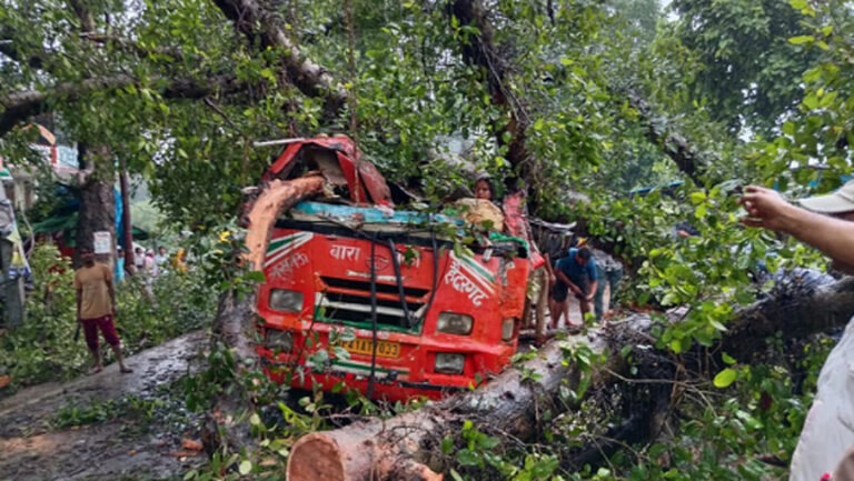 बारिश के दौरान बाराबंकी-हैदरगढ़ मार्ग पर रोडवेज बस पर गिरा पेड़, चार महिलाओं सहित पांच की मौत