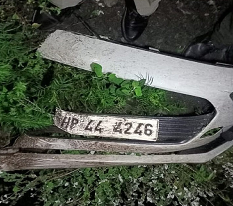 चंबा में भीषण हादसा: कार पर अचानक गिरी बड़ी चट्टान, फिर गाड़ी गहरी खाई में गिरी, छह लोगों की मौत