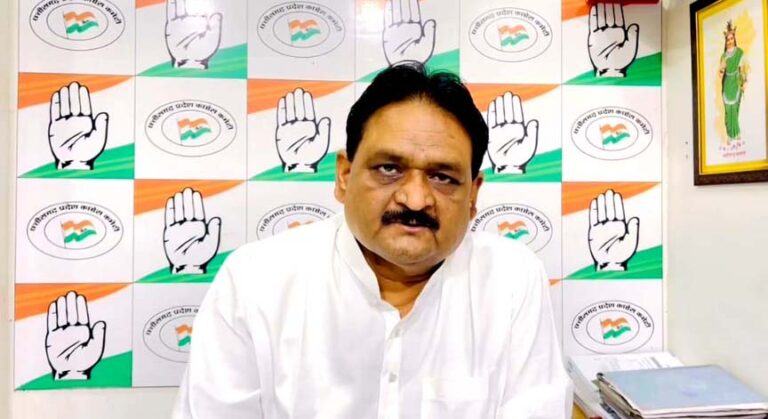 डेढ़ महीना हो गए स्कूल खुले अब तक स्कूली बच्चों की किताबें नहीं मिली