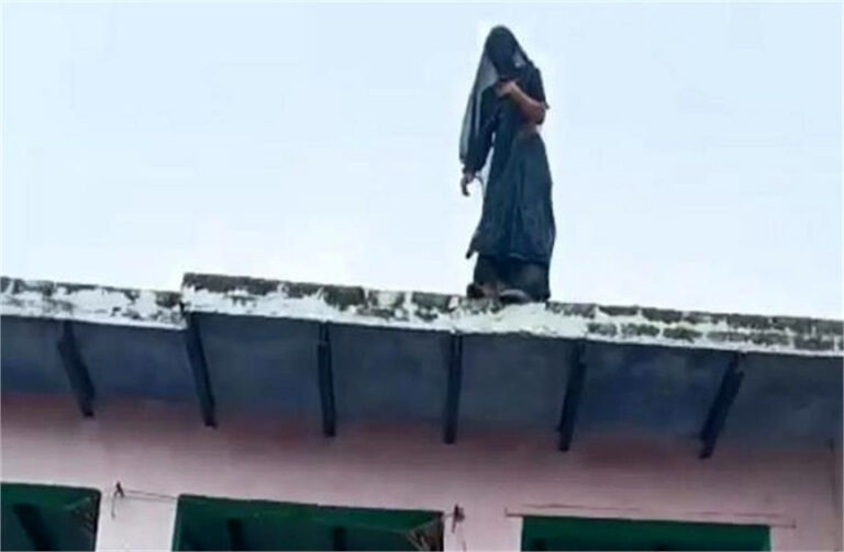 दहेज प्रताड़ना से तंग आकर छत से कूदी महिला, गिरने के बाद पति ने बेरहमी से पीटा, ससुराल वाले देखते रहे तमाशा