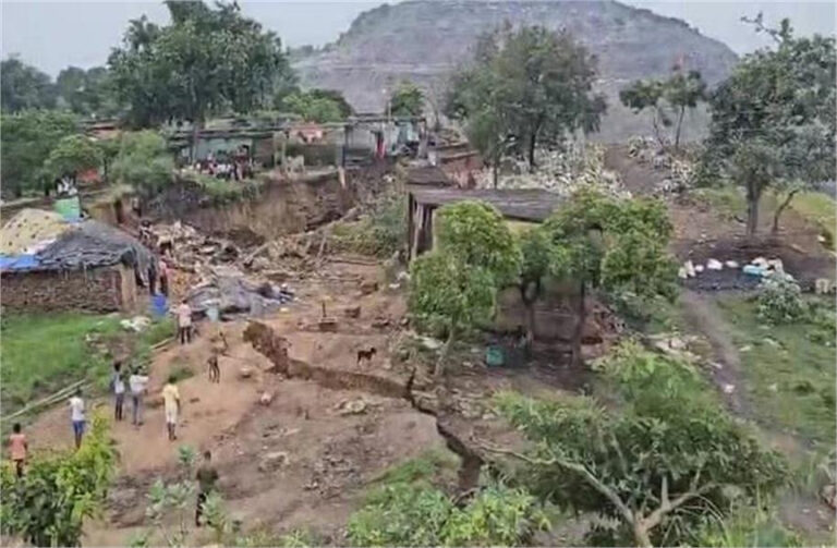 कोल खदान के 400 फीट गहरी खाई में गिरी वैन, 6 मजदूरों की दर्दनाक मौत