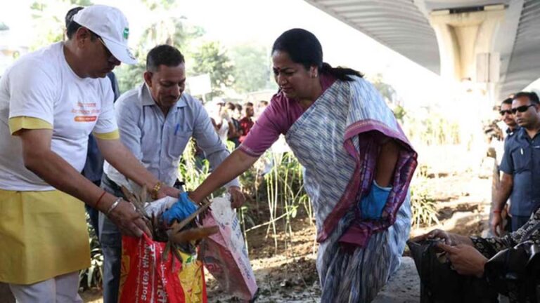 अब दिल्ली होगी और स्वच्छ: सीएम रेखा ने लगाई झाड़ू, की ये अपील; कैबिनेट मंत्री भी उतरे सड़कों पर करने सफाई