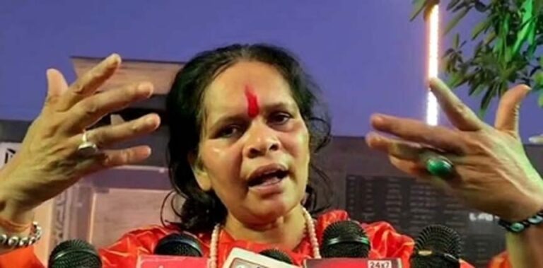 साध्वी प्राची का विवादित बयान, गरबा-रामलीला में आधार कार्ड से हो प्रवेश, मुस्लिम लड़कों पर लगाया आरोप