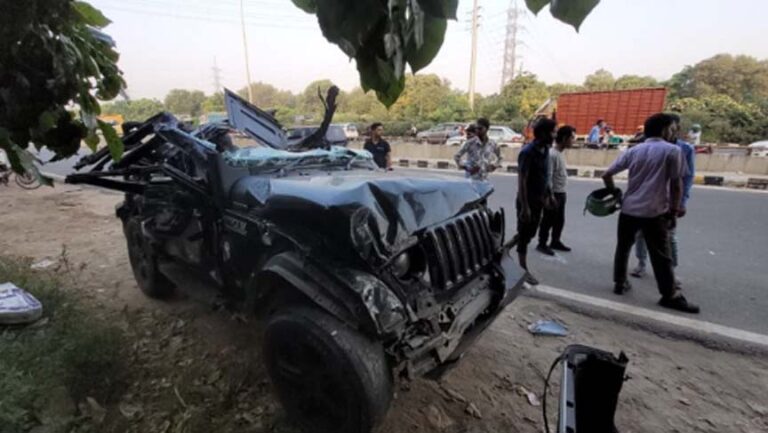 गुरुग्राम में थार का भीषण हादसा: डिवाइडर से जा टकराई बेकाबू गाड़ी, तीन युवती और दो युवकों की हादसे में मौत