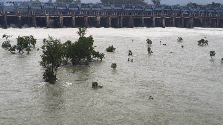 पठानकोट में पहाड़ दरके, लुधियाना में सेना ने संभाला मोर्चा; बाढ़ से अब तक 43 की मौत